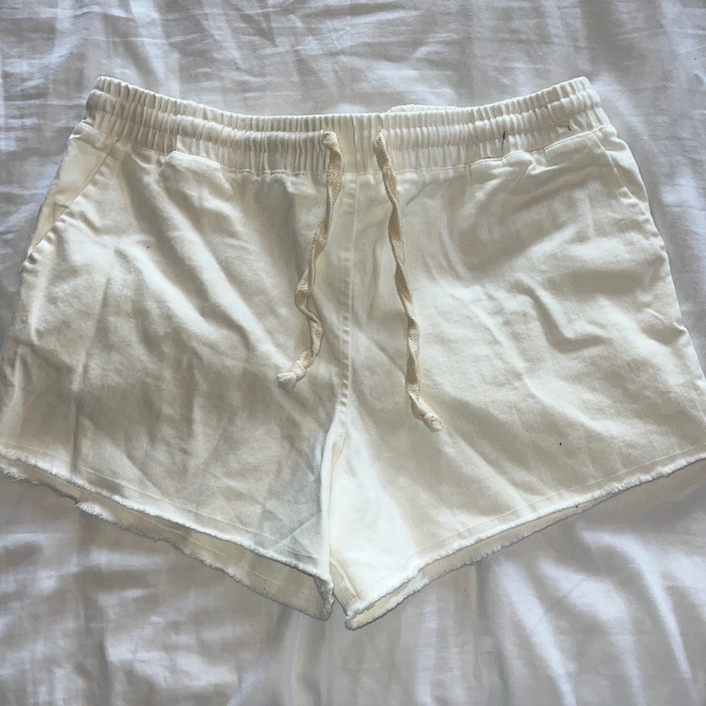 Cream cut off shorts! Perfect for the beach. Small black mark on top.